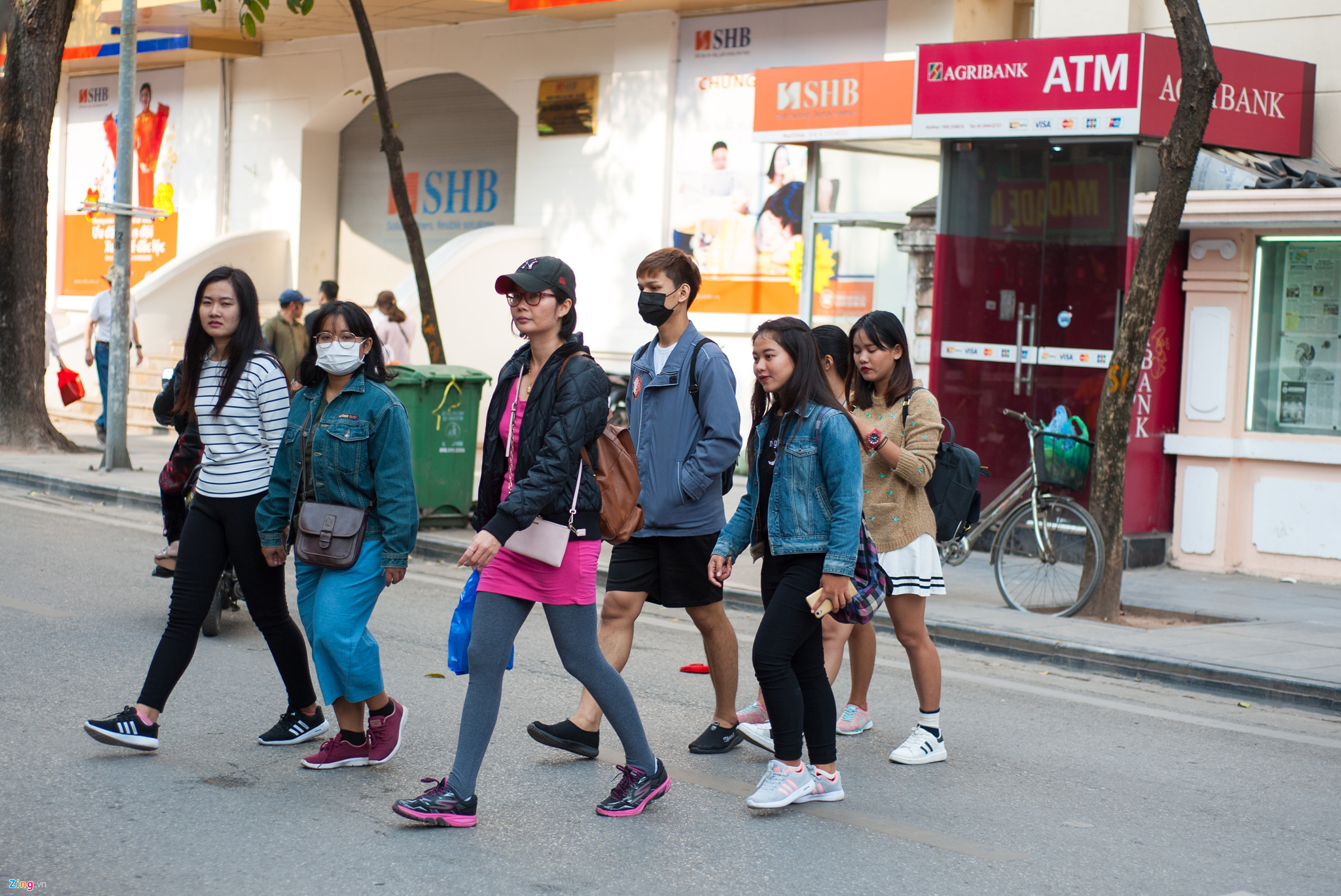 CSGT xử phạt, người đi bộ vẫn vi phạm luật tràn lan